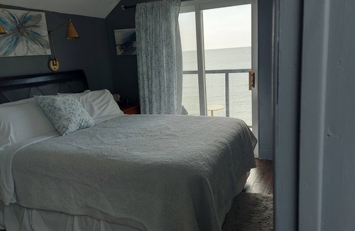 Hamilton Cottage | Winter retreat 3 beds, 1 1/2 bath, hot tub, heated floors wood stove.