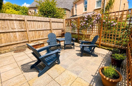 Laugharne House | Wogan Mews - Dog friendly cottage near the sea with parking