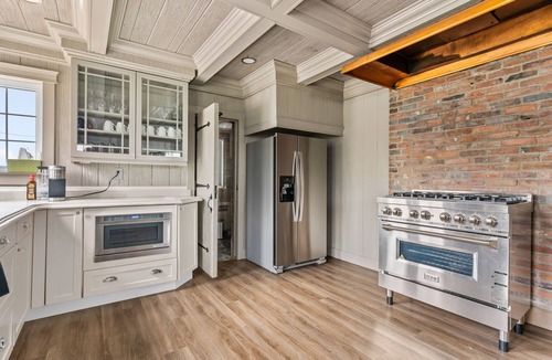 Boblo Island Cottage | Wolfe Island Lodge With 360 Views of the Detroit River