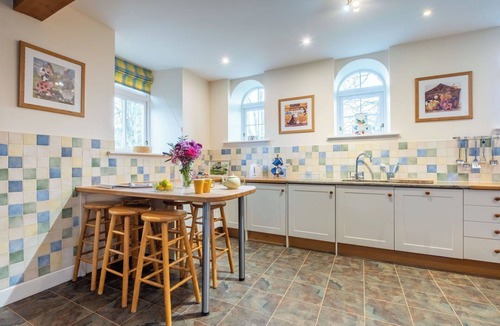 Glen Urquhart House | Wonderful private villa for 16 guests with WIFI, TV, terrace and pets allowed