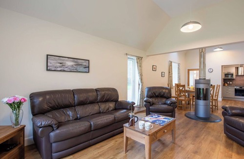 Glen Urquhart House | Wonderful private villa for 16 guests with WIFI, TV, terrace and pets allowed