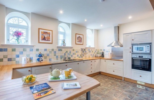 Glen Urquhart House | Wonderful private villa for 16 guests with WIFI, TV, terrace and pets allowed
