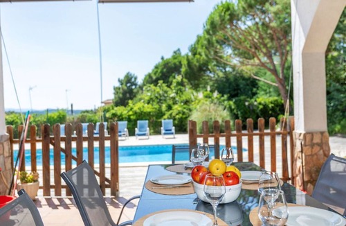 Vidreres House | Wonderful private villa for 8 guests with private pool, A/C, WIFI, TV and pets allowed