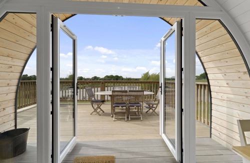 Hertford House | Wonderful villa for 6 guests with hot tub, TV, terrace and pets allowed