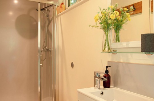 Toppesfield Cabin | Woodland lodge with hot tub, sauna access & enclosed garden — ideal for couples