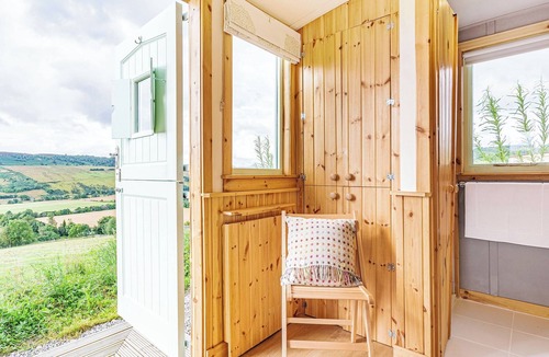 Heights of Achterneed Cottage | Woodside Hut 2 - UK36106