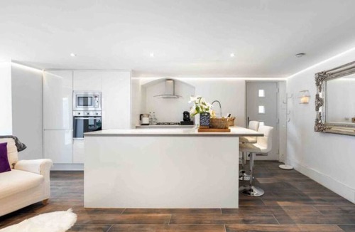 Wanstead Apartment | Writer’s Corner | Luxury 1-Bed with Private Terrace & Parking