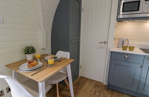 Ruthin Cottage | Y DDERWEN, romantic, with hot tub in Ruthin