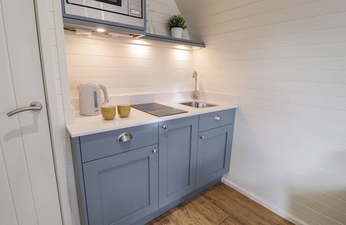Ruthin Cottage | Y DDERWEN, romantic, with hot tub in Ruthin