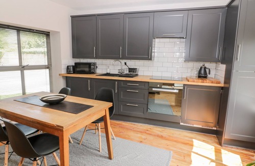 South Ferriby Cottage | YEW TREE COTTAGE, romantic, with open fire in South Cave
