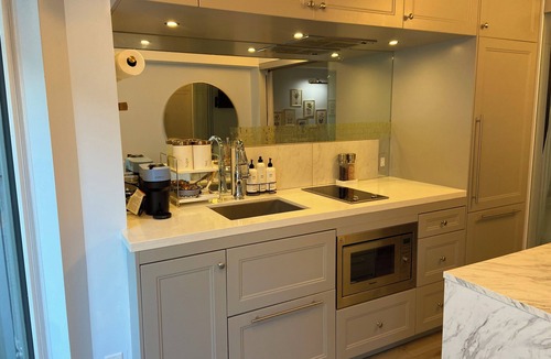 Bloor-Yorkville Hotel | Yorkville Executive Suite 1BD 1BTH TERRACE w private outdoor dining + couch
