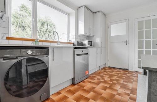 Hainault House | Your Home-From-Home - Business & Families - 6 Beds
