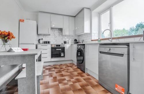 Hainault House | Your Home-From-Home - Business & Families - 6 Beds