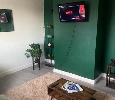 Hainault House | Your Home-From-Home - Business & Families - 6 Beds