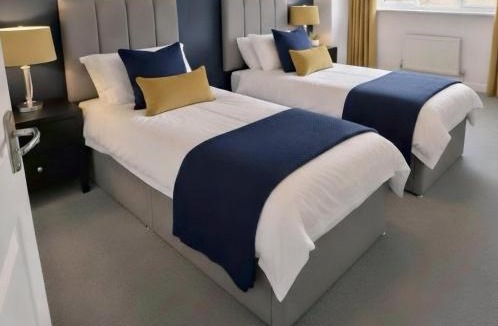 Bedford House | Your Versatile Luxury - Space for All- Sleeps 10