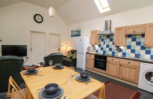 Carmarthen Cottage | YR HEN YSGUBOR, pet friendly, with a garden in St Clears