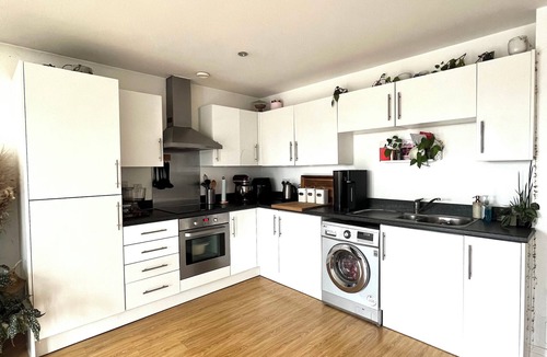 Loughton Apartment | Zen & Spacious 1 bed flat by the high street and steps away from Epping forest