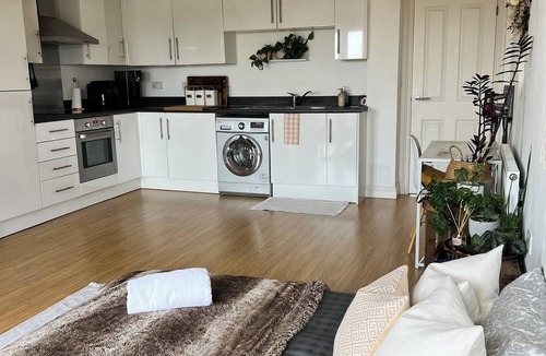 Loughton Apartment | Zen & Spacious 1 bed flat by the high street and steps away from Epping forest