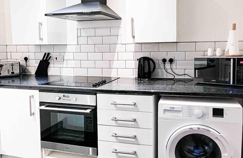 Cricklewood House | Zozy Gladstone