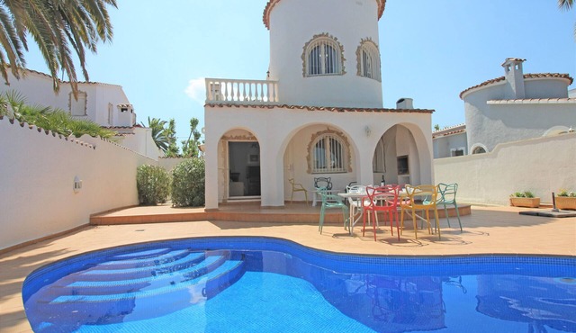0108-LLOBREGAT House at the canal with pool and mooring