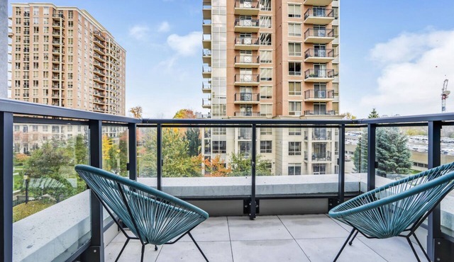 1 Bed + Den Luxe Suite -Inn On The Park at Sunnybrook - North York