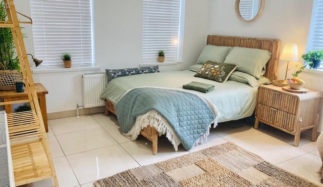 1 Bed Flat - Sleeps 2 - Parking - Garden