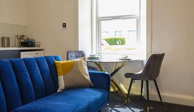 1-Bed Seaside Apartment - Free Parking - Near Seamill Hydro