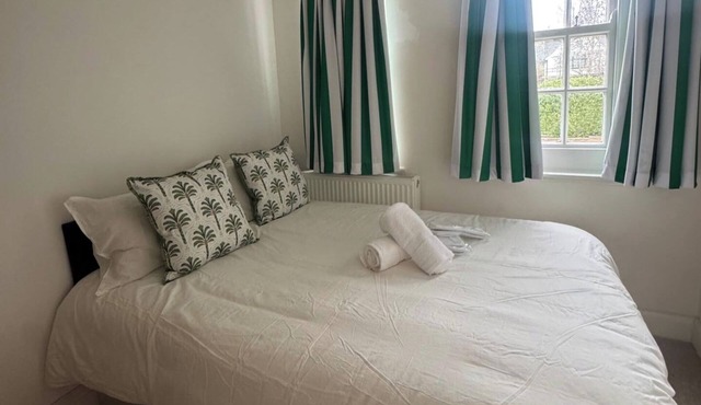 1 Bed - Sleeps 3 - Free Parking
