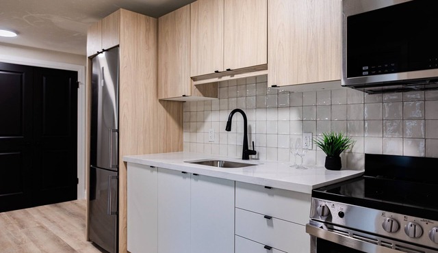 1 bedroom Trendy Unit with Living Space and full kitchen in prime location