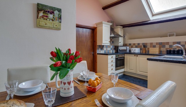 1 Dolwen Farm Shop - Two Bedroom House, Sleeps 4
