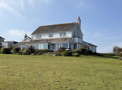 1 The Links a relaxed coastal stay with views & parking