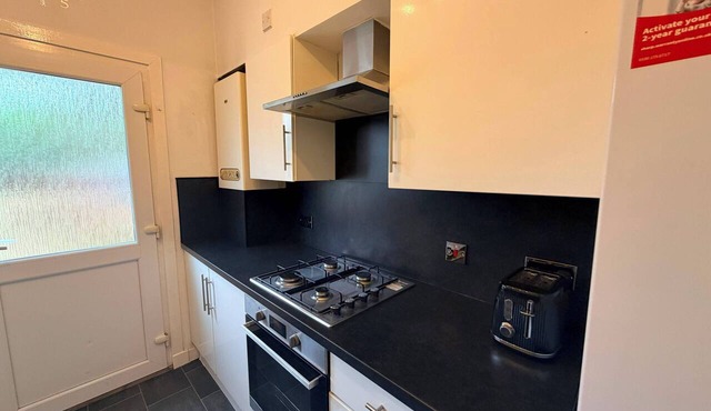 10 min to airport, house sleeps 6, free parking