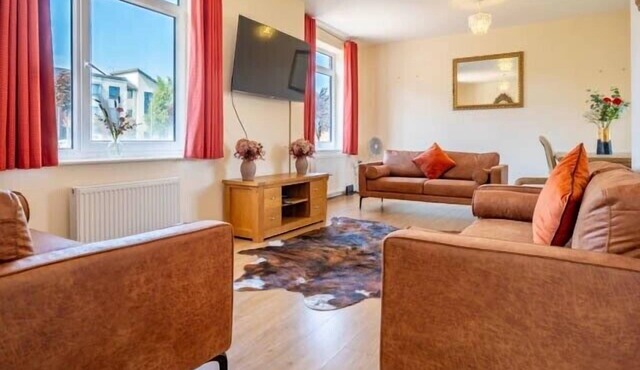 14 Guests-6 Bedroom House, free parking