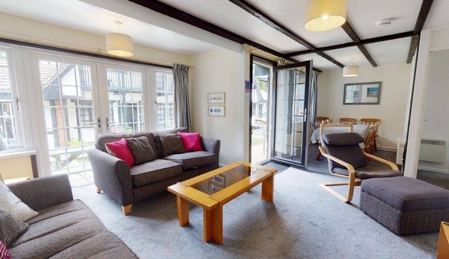15 Tudor Court, Tolroy Manor