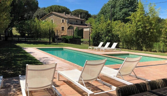 16th-century stone house with pool close to Girona