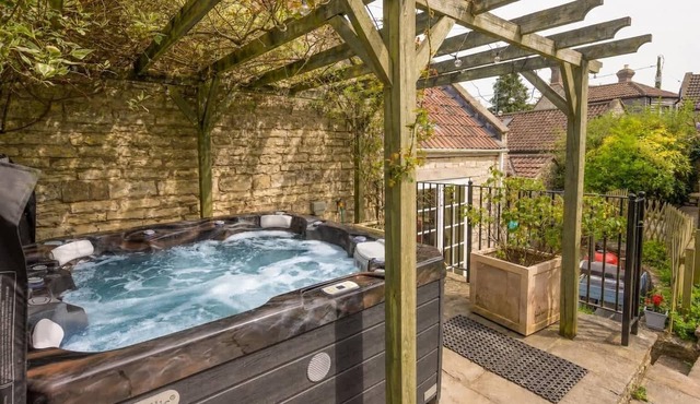 17th Century Home, Hot Tub, Garden & Parking