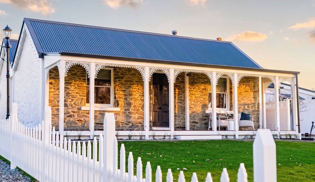 1868 Schist heritage cottage. 4 bedroom, 220°Lake & mountain view. History calls