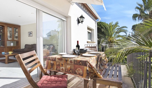 1ALB 01 - Apartment for 6 people located in Calella de Palafrugell, just 350m from the beach