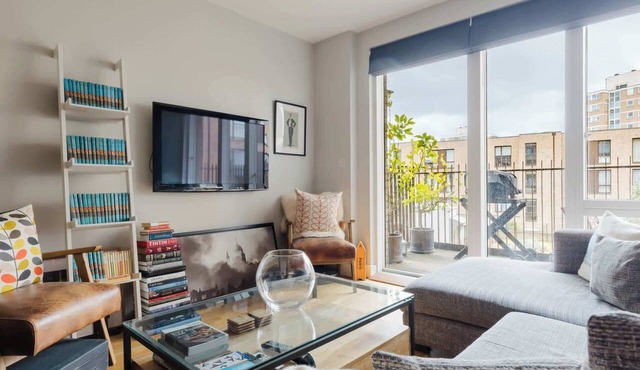 1BD Canal Side Retreat in East London