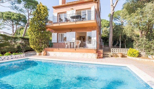1BENET EST - House divided into 3 totally independent apartments with shared pool just 1 km from the beach of Calella de Palafrugell