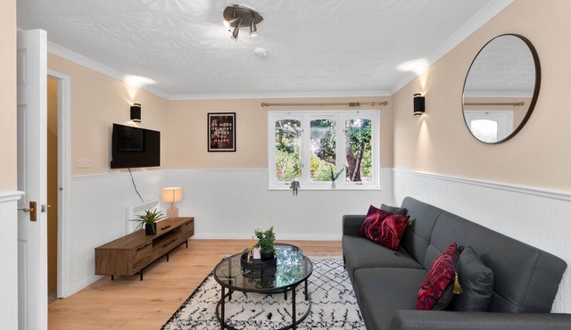 1BR House Parking Near City Centre Sleeps 4