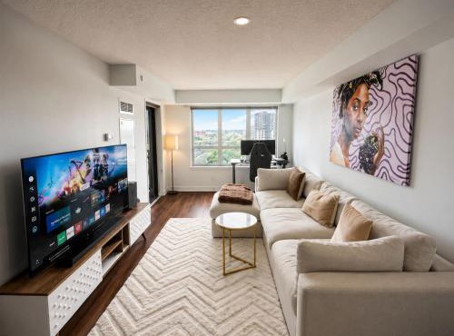 1BR plus Den with free Parking, Pool, Gym and Hot Tub