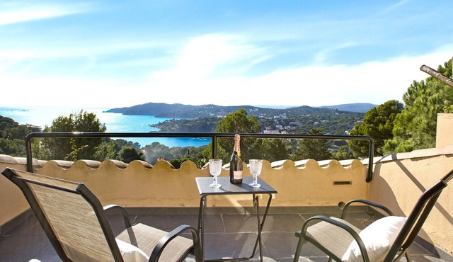 1SB 01 - Beautiful house with private garden and communal pool near the beach of Llafranc