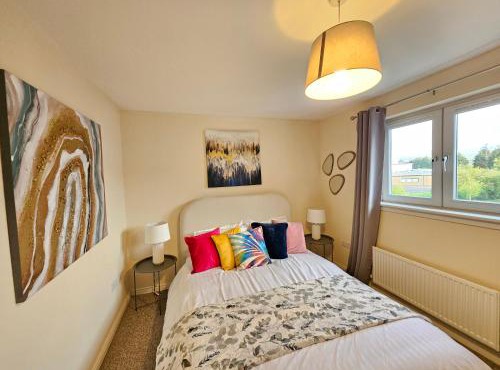 2 Bed Apt, 4 beds with Parking