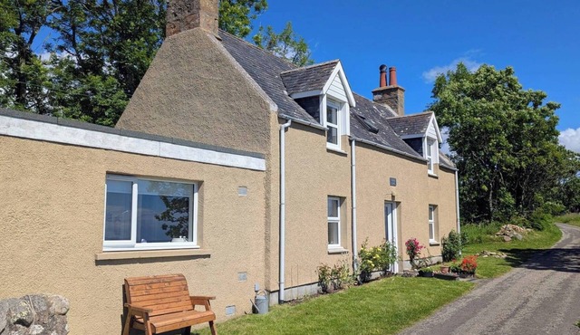 2-Bed Country Cottage, Sleeps 5 & Pet Friendly