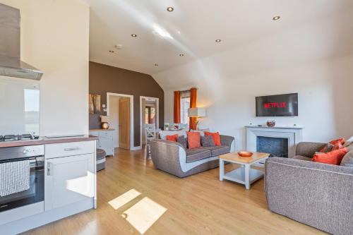 2 Bed Hot Tub Lodge - Pet Friendly Stay