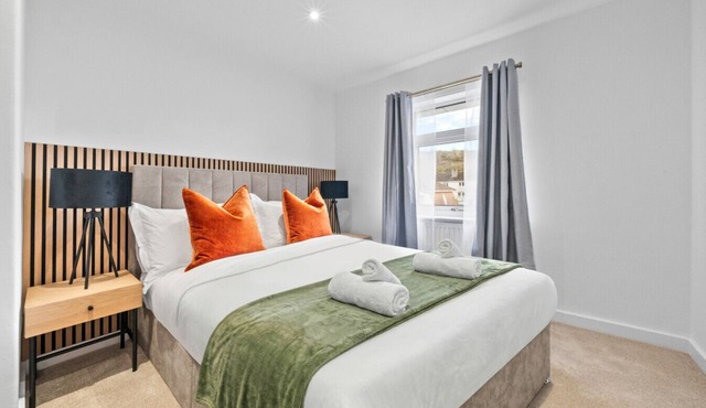 2-Bed House Greenock - Free Street Parking - Close to Clyde Shipyard