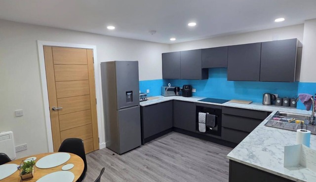2 Bed House Sleeps 5 -Private Garden
