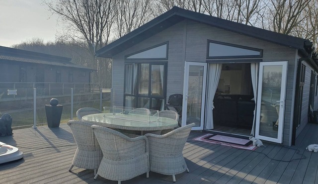 2-Bed Lodge, Sleeps 5 w/Hot Tub & Lake View