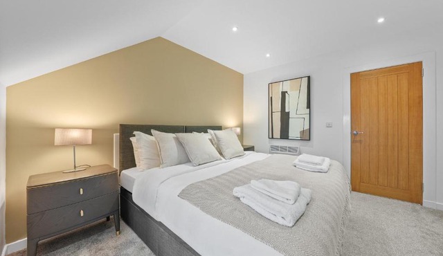 2 Bed Penthouse Apartment with Free Parking - 200m to Beach - 5 Mins From Town Centre - Ideal For Contractors